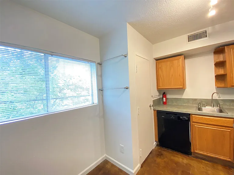 1112 Lawrence St #13 — Photo 8