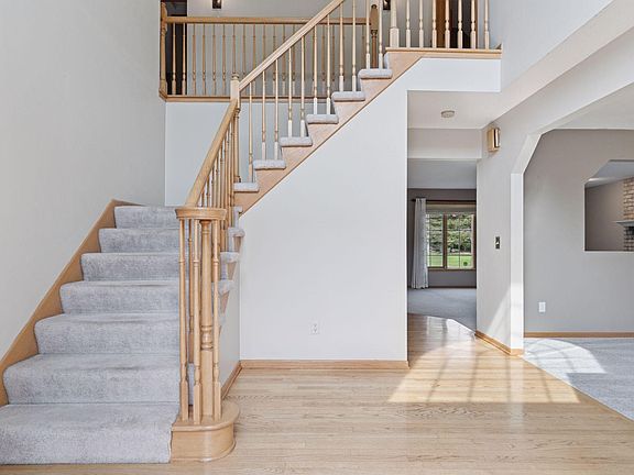 3rd image of 948 Spring Hill Dr