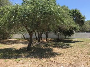 8 Old Cottage Beach Dr, Rockport, TX 78382