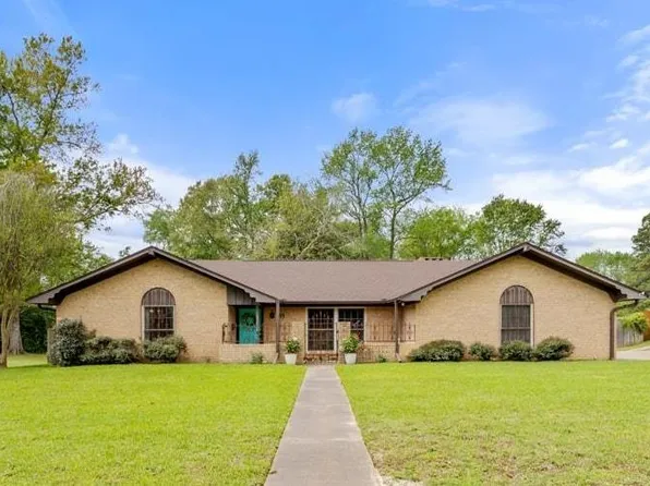 105 N Pope Dr, Overton, TX 75684