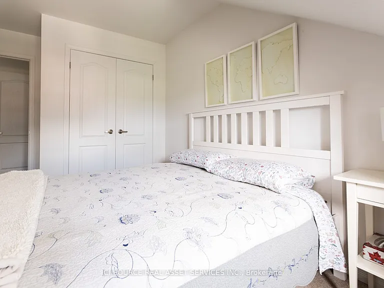 1352 Coleman Cres — Photo 17
