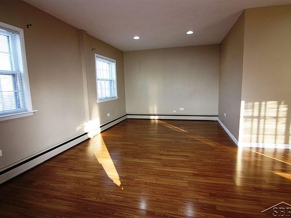 2nd image of 1424 Bay St