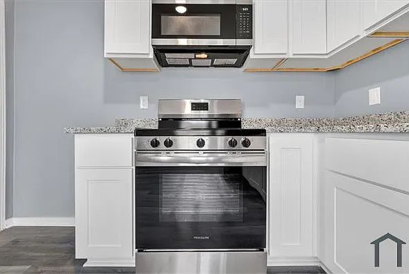 203 N Plymouth Rd NW — Photo 12