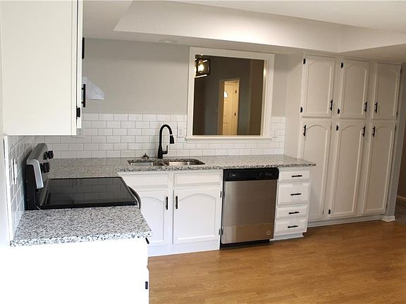 3rd image of 10931 W 96th Pl