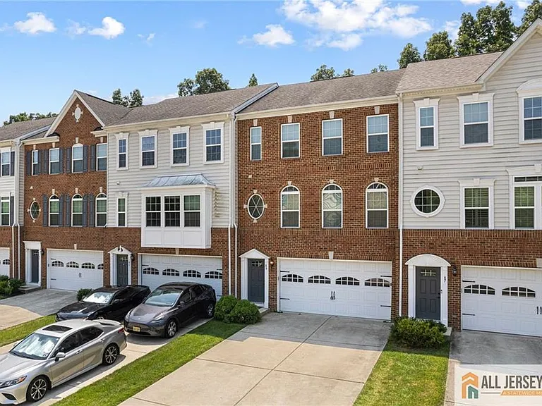 89 Isabelle Ct — Photo 30