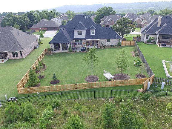 4th image of 326 N Limestone Dr