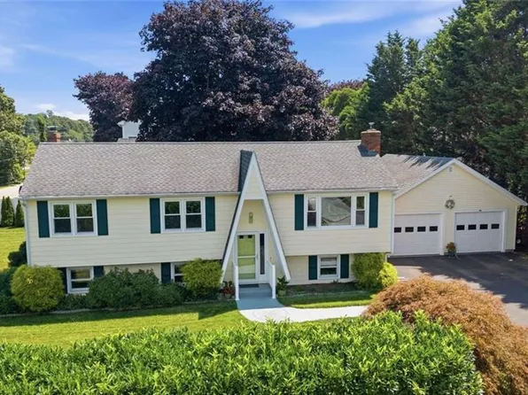 9 Therese St, Narragansett, RI 02882
