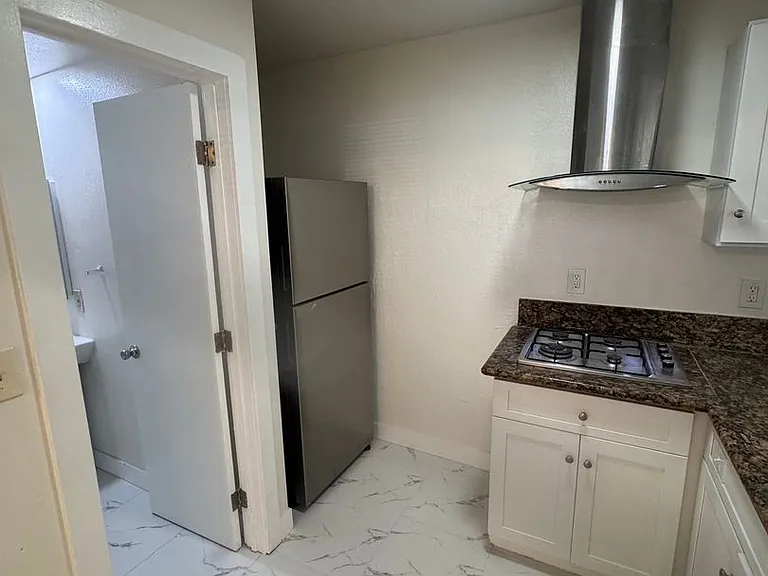 819 S Cypress Ave — Photo 2