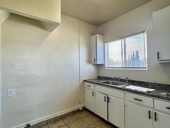 4th image of 1276 Chestnut Ave APT 12