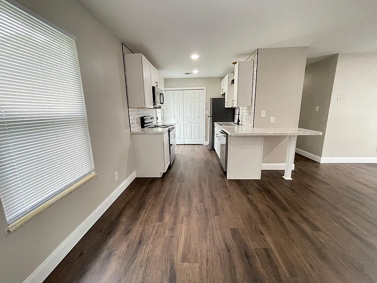 1054 Dalton Ln — Photo 7