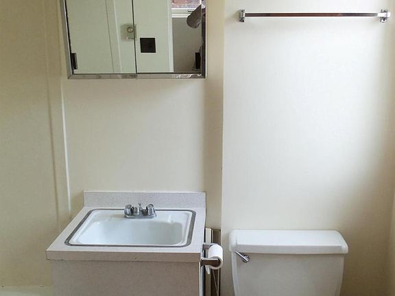 4th image of 621 1/2 Liberty St APT 4