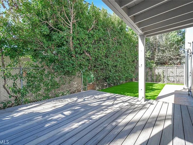 1531 Wellesley Ave — Photo 26