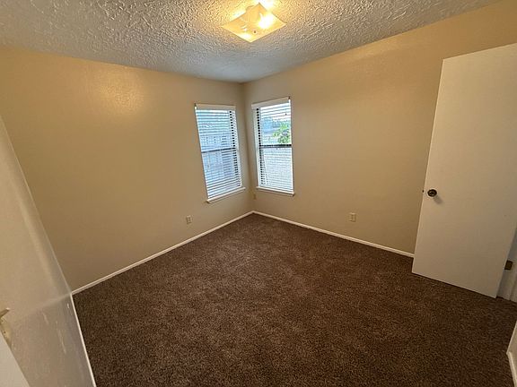 5th image of 907 W 15th St