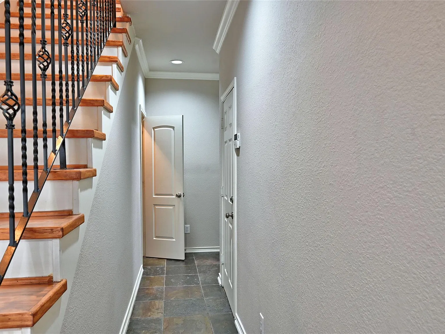 3 bed, 3.5 bath, 2047 sqft, $2,500 — Photo 4