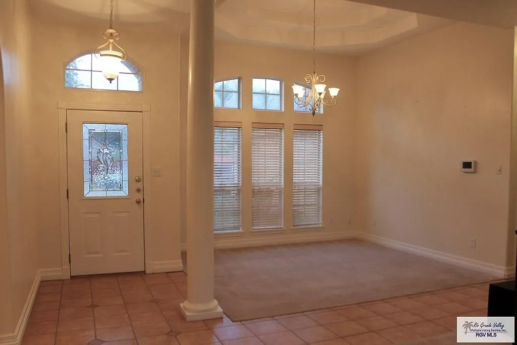 3 bed, 2.0 bath, 1723 sqft, $1,800 — Photo 2