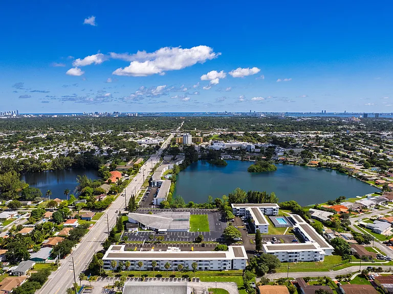 Lakeshore Presidential Apartments — Photo 23