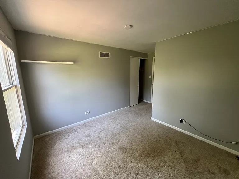 1927 Governors Ln — Photo 18