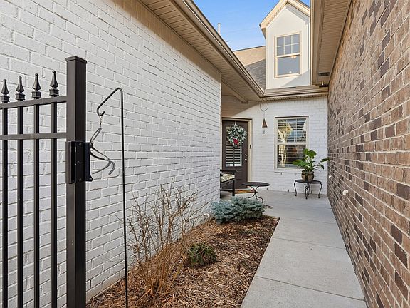 4th image of 330 Madeira Pl