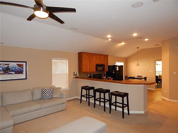 5th image of 304 Highland Glen Dr
