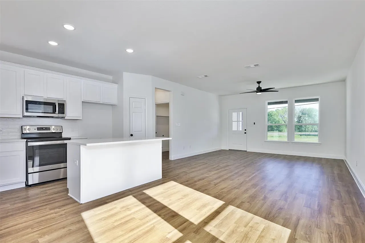 3 bed, 1253 sqft, $1,699 — Photo 3