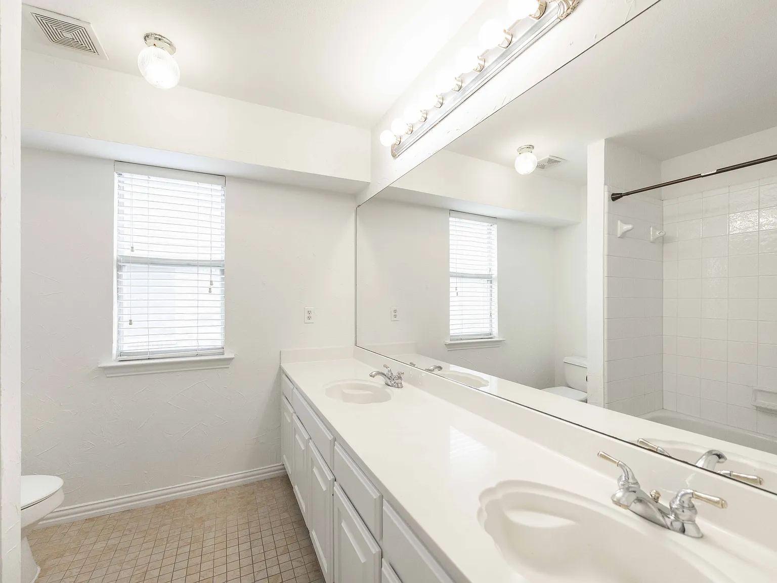4 bed, 4.5 bath, 3241 sqft, $3,300 — Photo 4