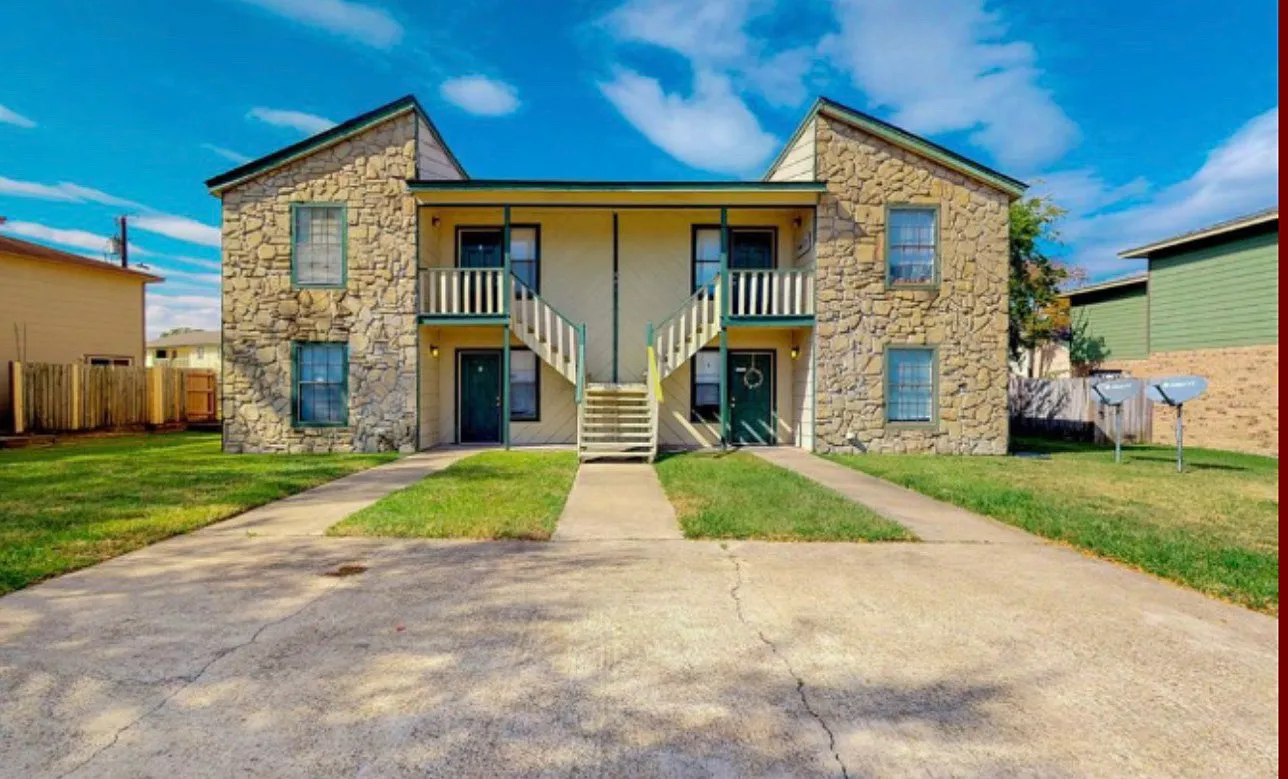 2 bed, 1.5 bath, 935 sqft, $899 — Photo 1