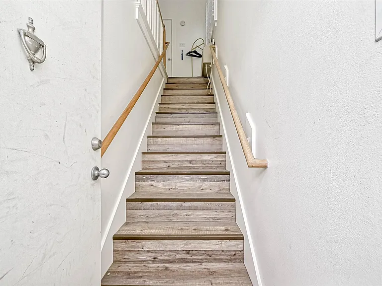 2112 Harold St — Photo 3
