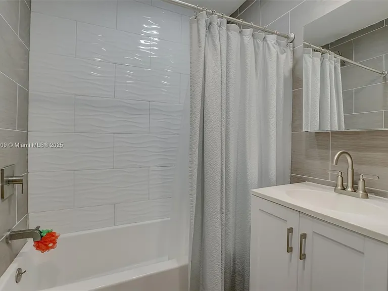 2601 NE 11th Ct — Photo 33