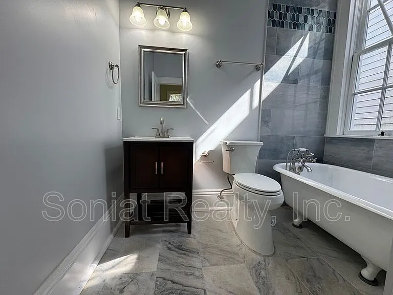 3118 Urquhart St — Photo 9