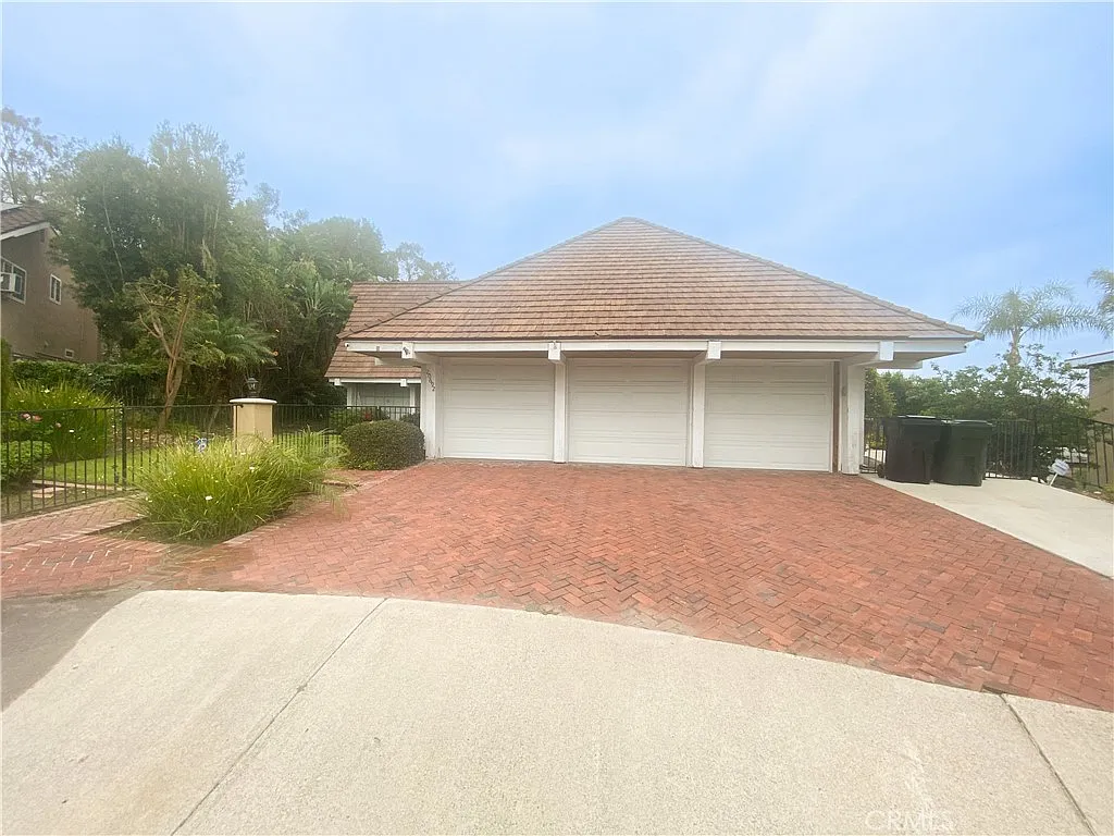 4 bed, 2590 sqft, $5,300 — Photo 2