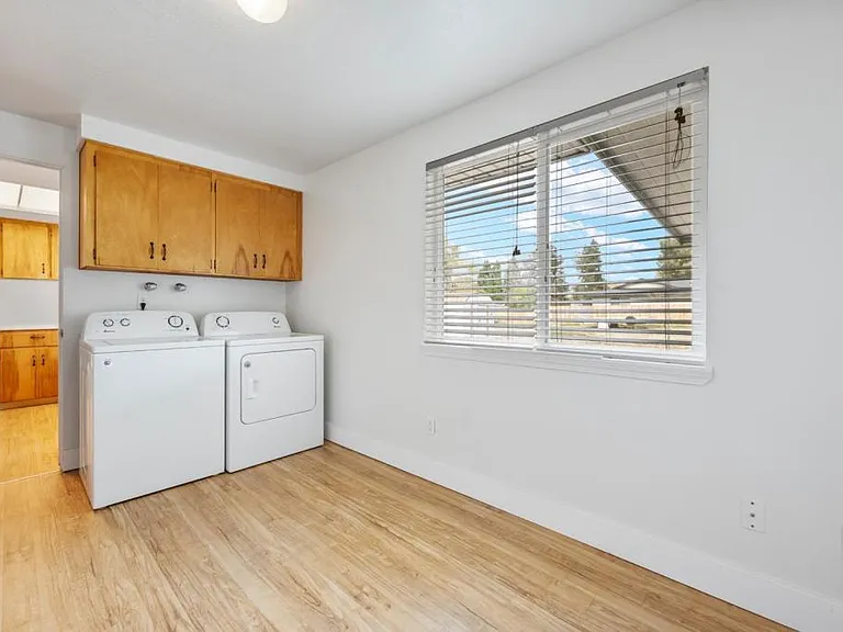 688 W State St — Photo 15