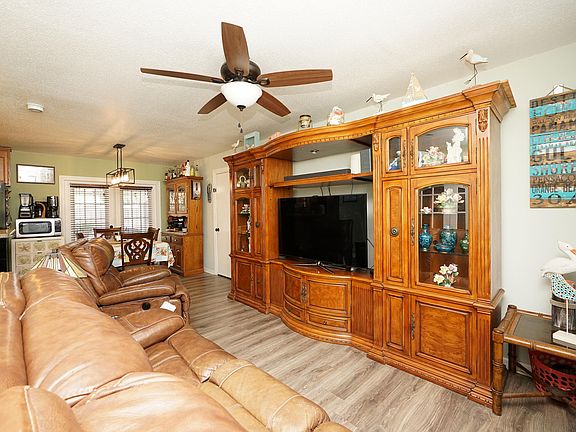3rd image of 12 Berwick Cir
