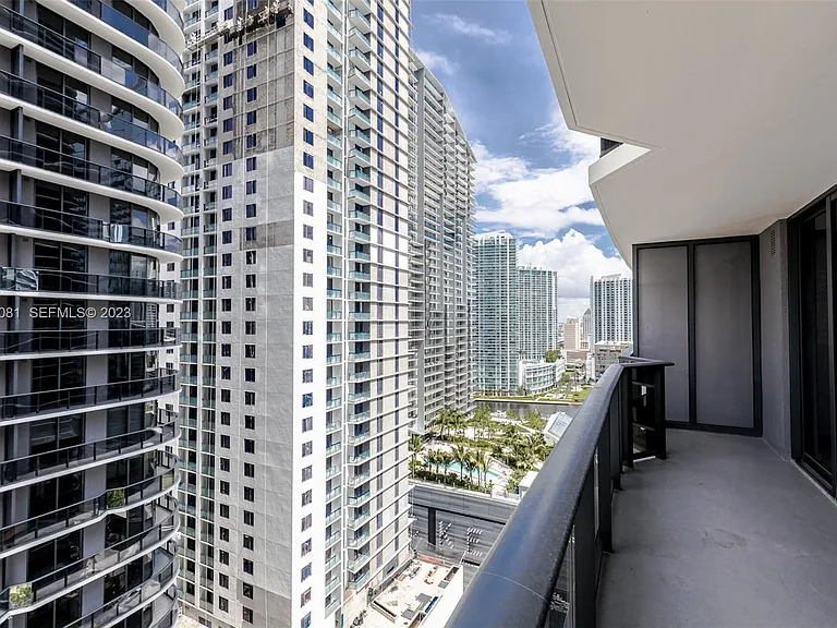 45 SW 9th St #1303 — Photo 10