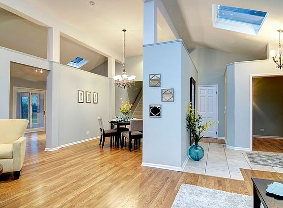 3rd image of 1562 Surrey Dr