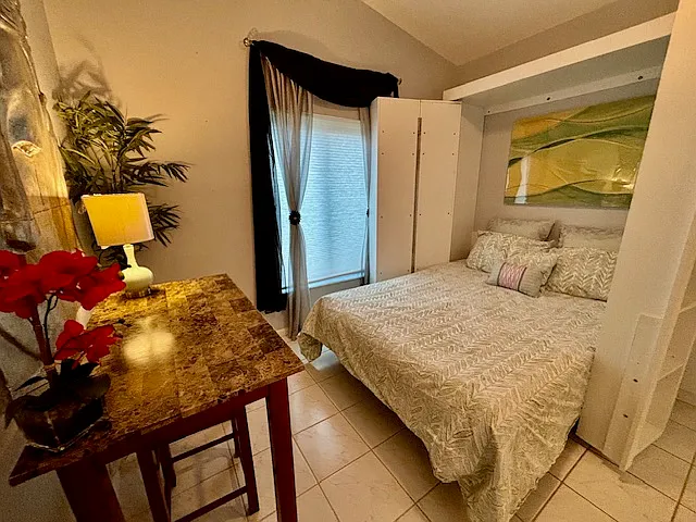 hide-away Murphy Bed in 3rd bedroom/office area