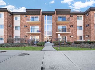 4112 W 98th St #102, Oak Lawn, IL 60453