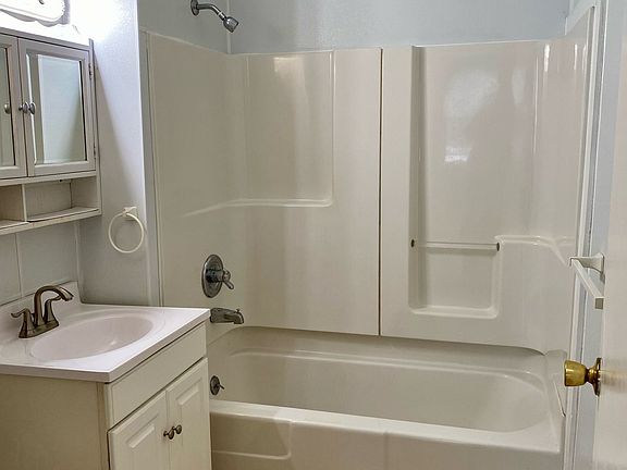 3rd image of 906 Burrstone Rd #1