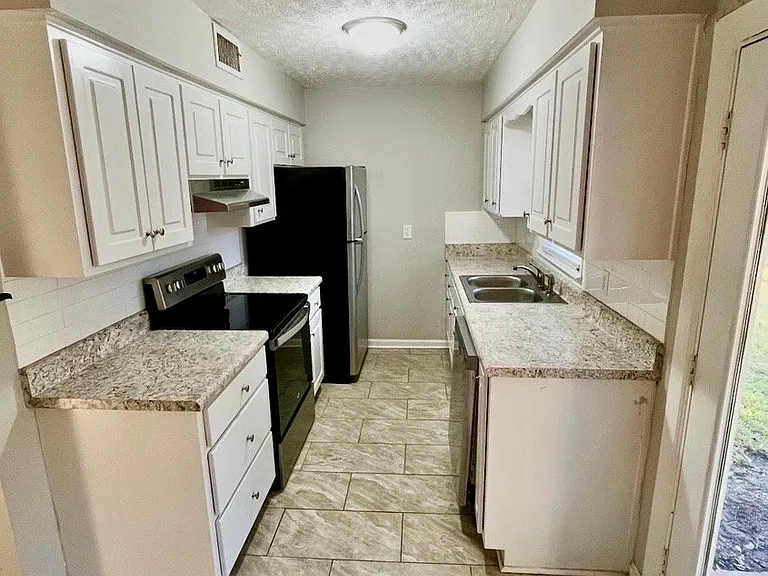 4970 Gardiner Dr — Photo 2