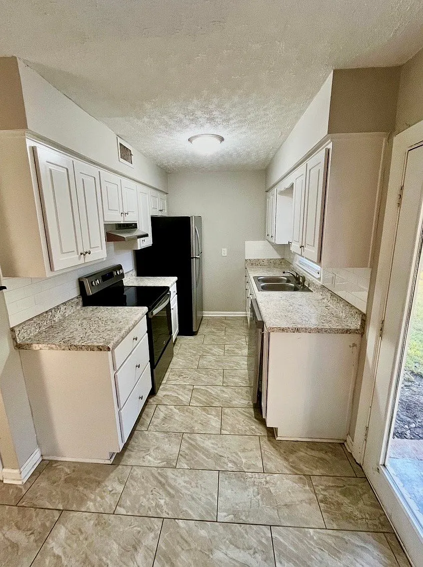 Building Photo - 4970 Gardiner Dr