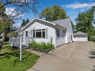 62 Iroquois Dr, Orchard Park, NY 14127