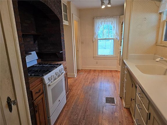 5th image of 1916 S Ralston Ave