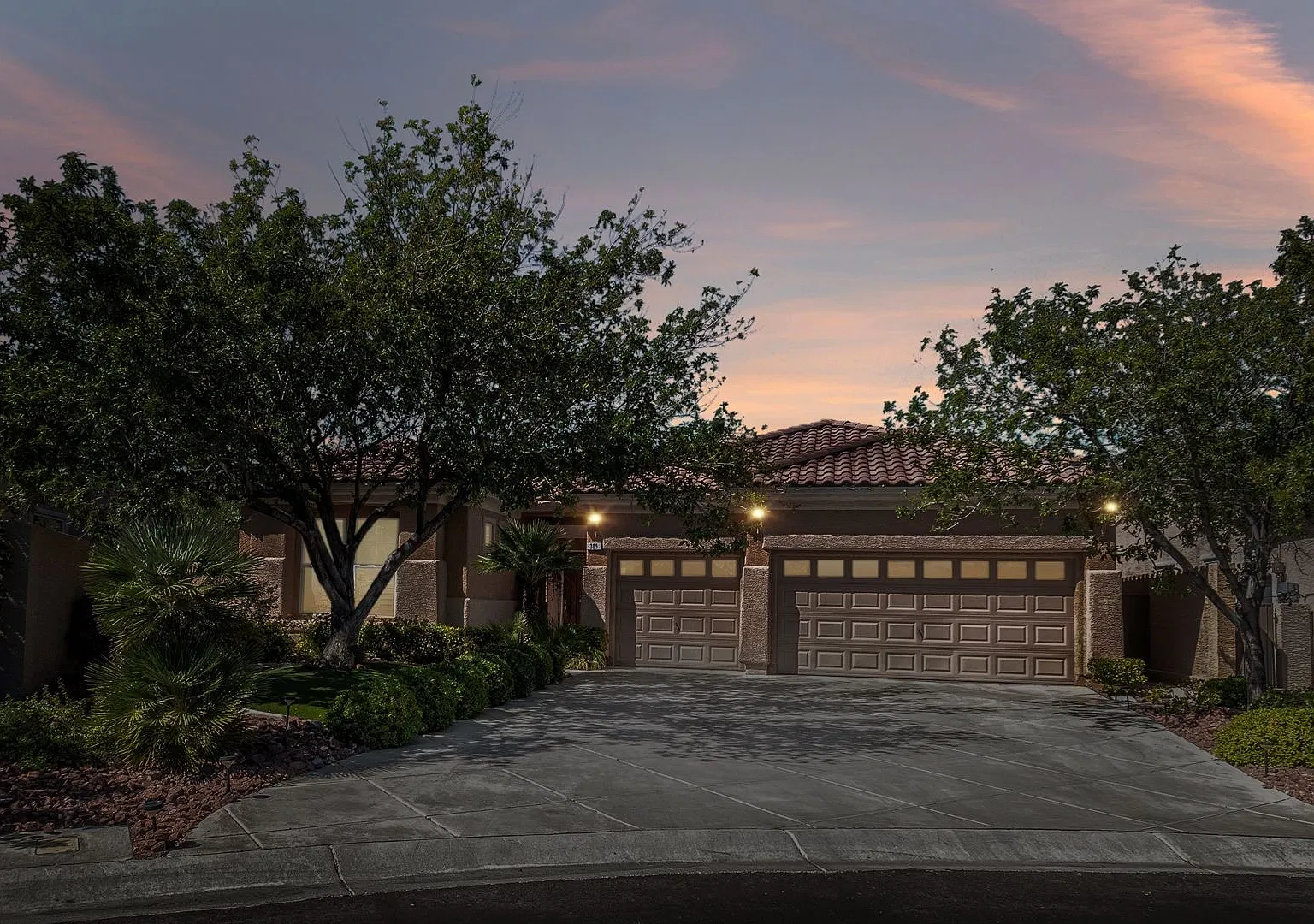 Resort Style Living With Pool, Spa , Casita On 1-Quarter Acre In Summerlin West — Photo 2