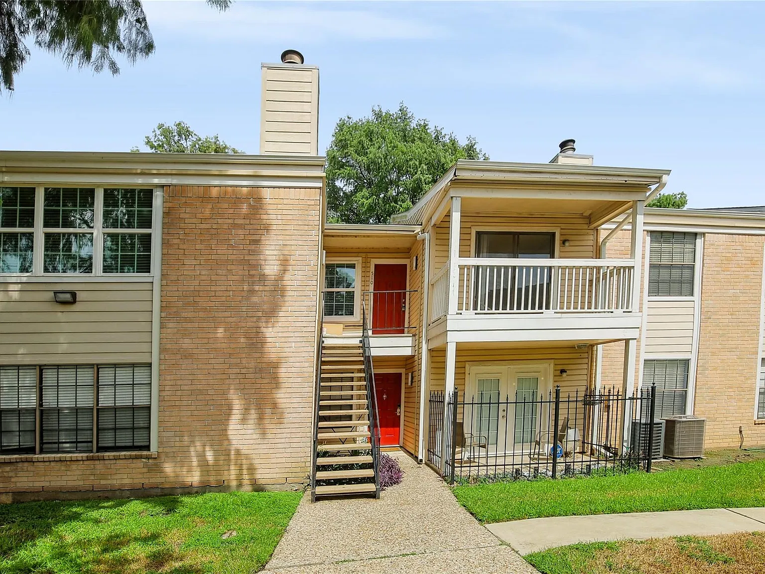 2 bed, 1.0 bath, 796 sqft, $1,175 — Photo 2