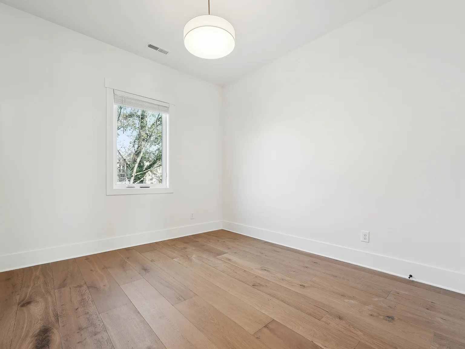 4 bed, 3.5 bath, 2555 sqft, $4,500 — Photo 4