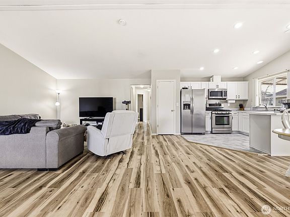 5th image of 9807 Donovan Court SE