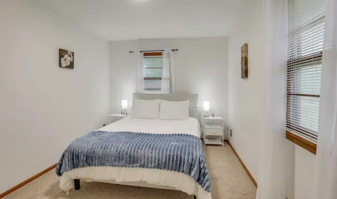 1301 SW Sunrise Dr — Photo 3