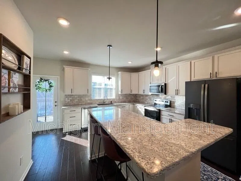4 bed, 3.5 bath, 2397 sqft, $3,800 — Photo 2