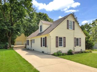 222 Oak St, Geneva, IL 60134