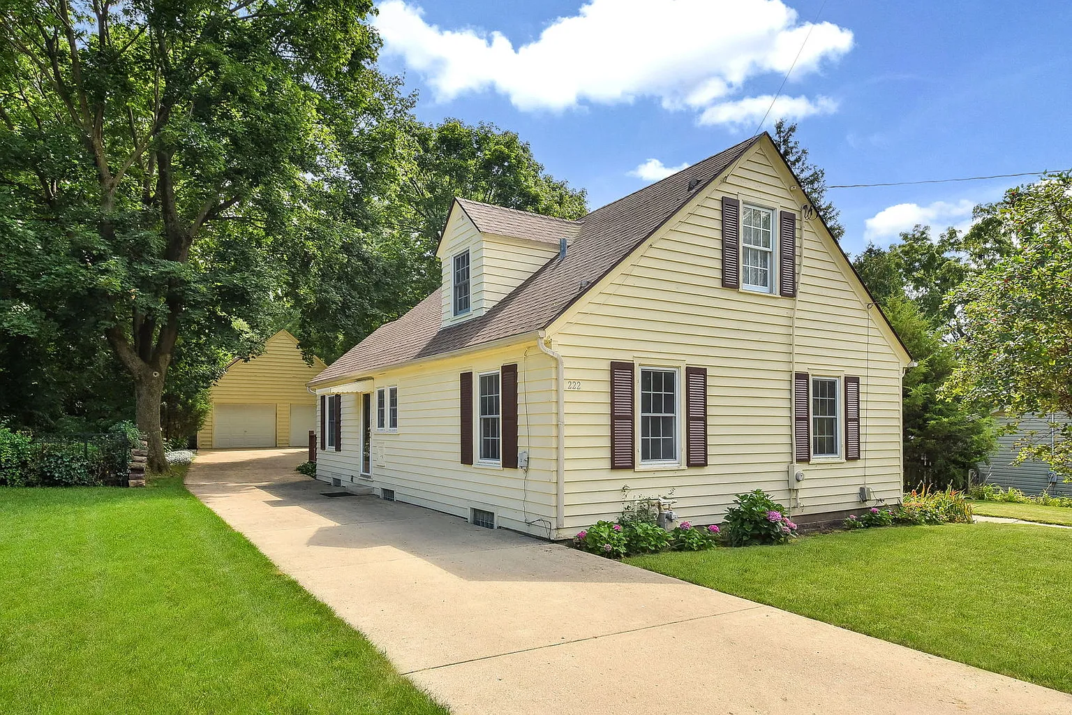 222 Oak St photo 1
