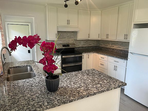5th image of 10411 Savannah Ave